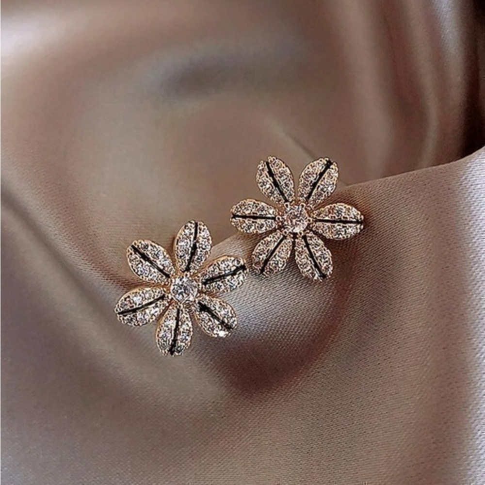 pair Exquisite   Rhinestone Flower Decor Stud Earrings For Women For Gift
